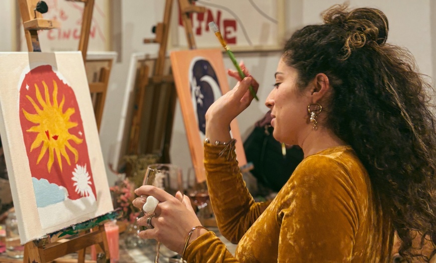 Image 12: Experiencia creativa o premium “Pinta un cuadro”  con snacks y bebida