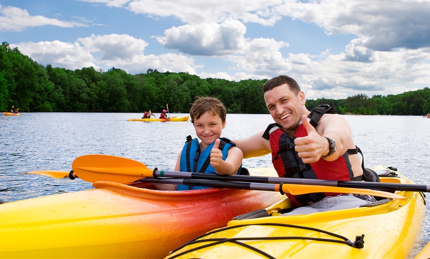 Image 1: Paseo en kayak, pícnic y camping