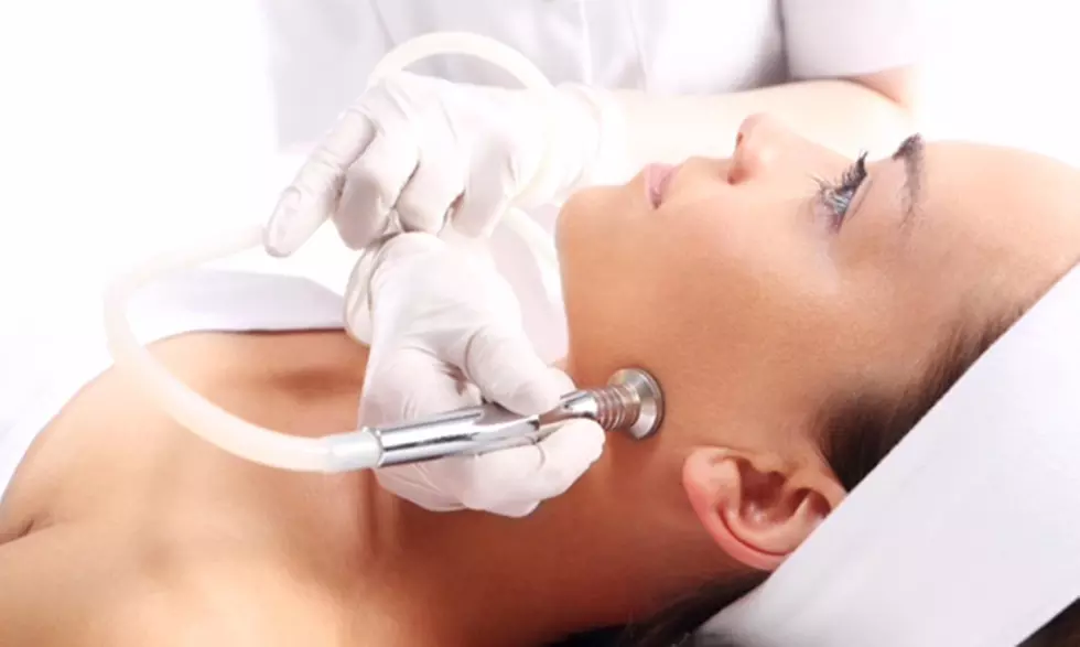 Séance d'exfoliation mécanique avec Dermka Clinik