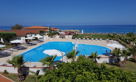 Calabria, Costa degli Dei: 7 notti con pensione completa e bevande, presso Borgo Marino Albatros - Prezzo a persona