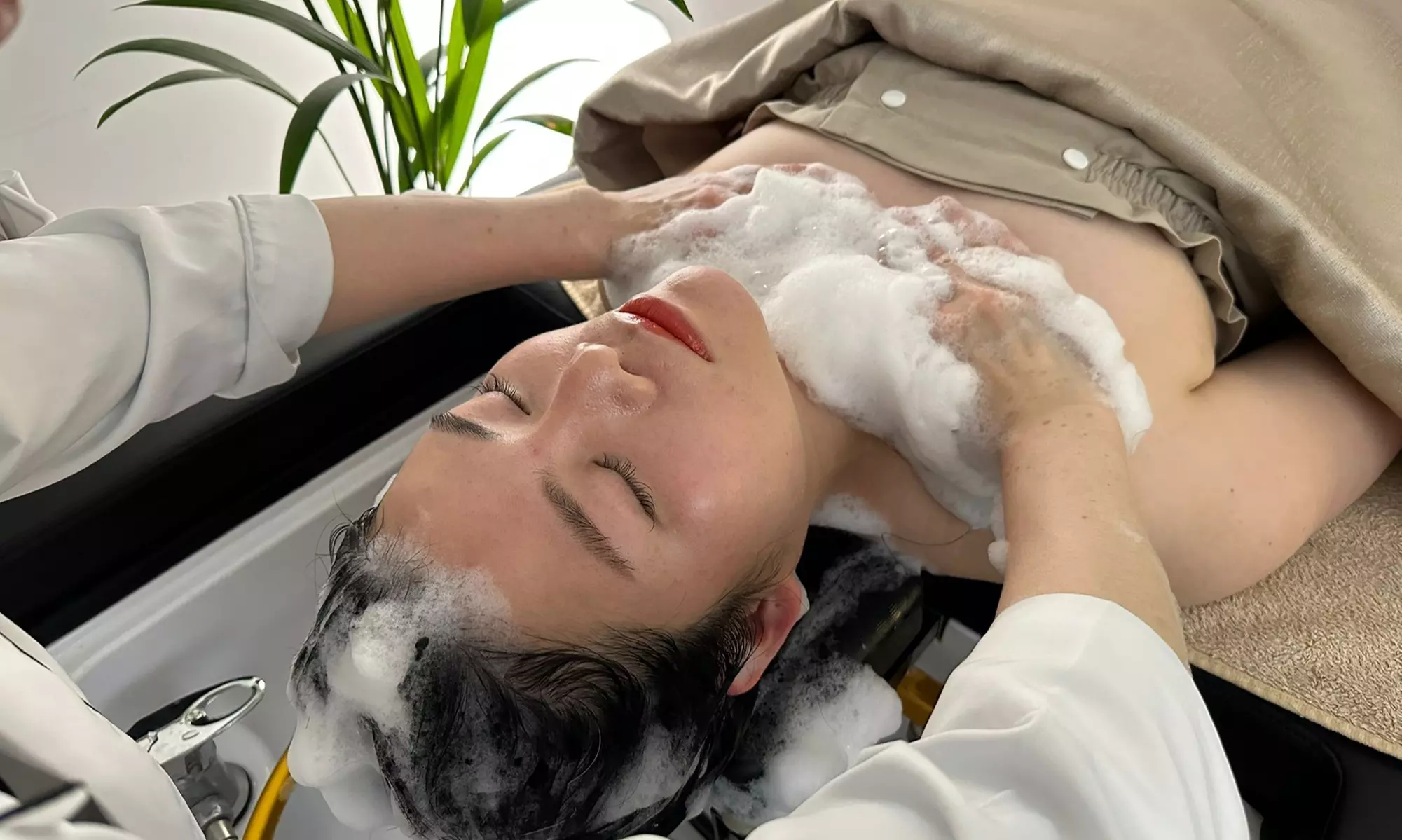 Geniet van een diepe hoofdhuidverzorging met een luxe Head Spa van 60 minuten, alleen of samen met 50% korting