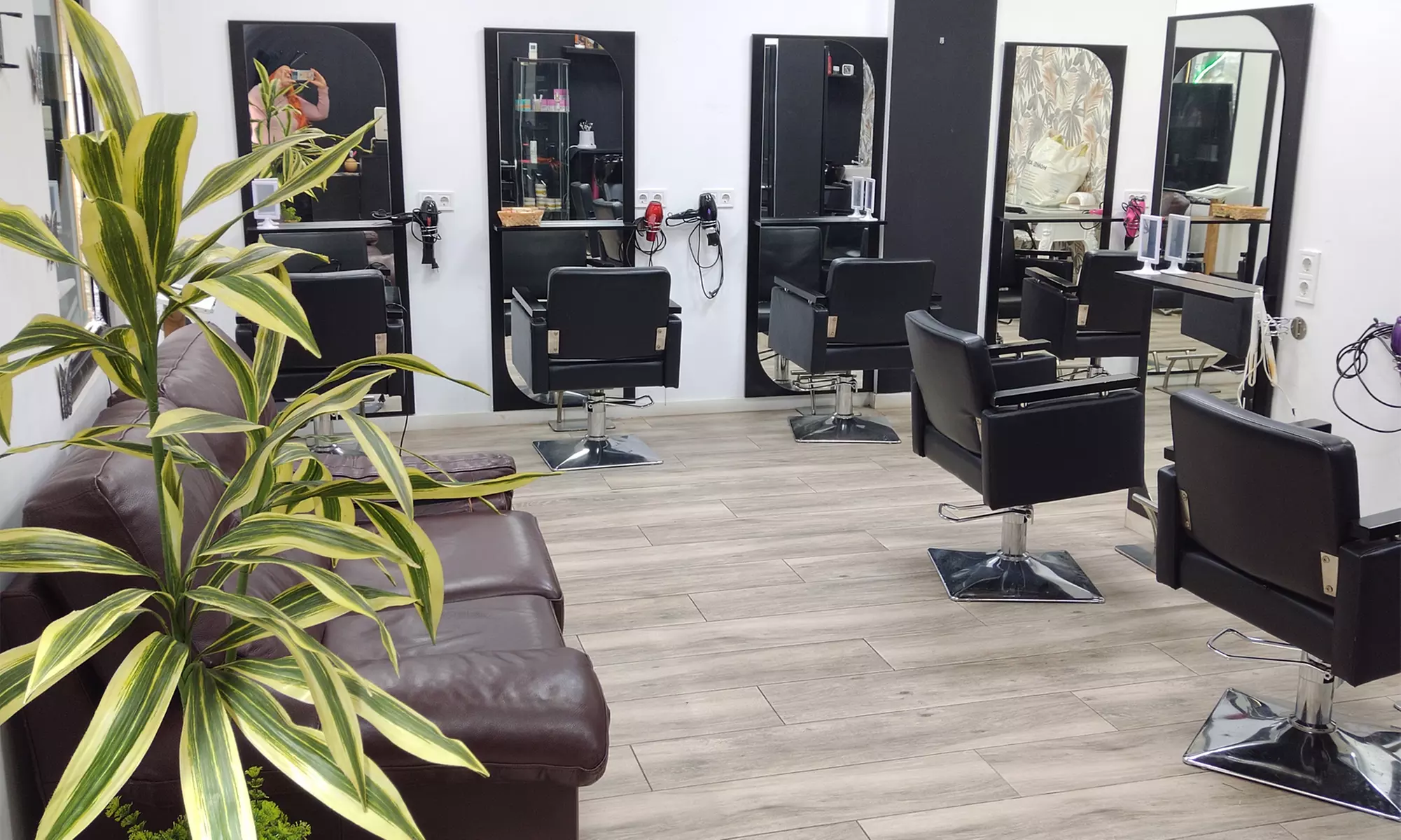 Sesión de peluquería con corte, tratamiento y tinte en Virginia Arias