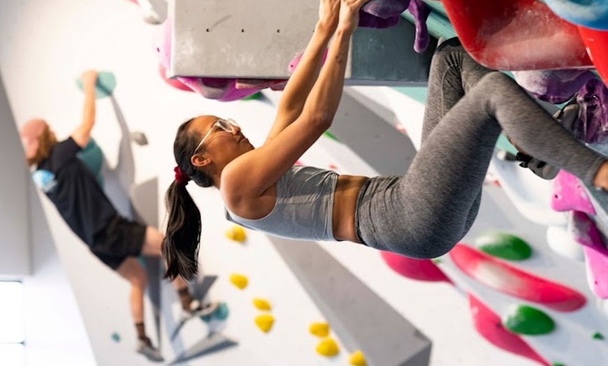 Image 2: Bouldering Pass with Shoe Rental at 9 Degrees Morningside