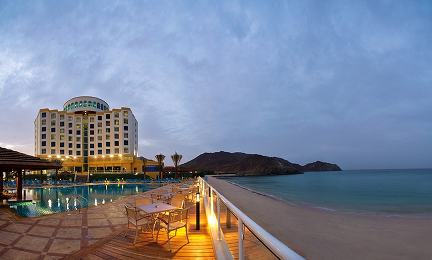 Image 1: 4* Khor Fakkan Resort Stay