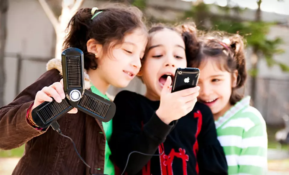 Kiwi U-Powered 2,000mAh Solar and USB Charger - Second Medium