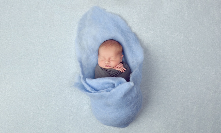 Image 5: Newborn Baby Photoshoot with one print