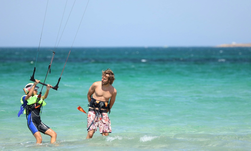 Image 1: ¡Surca las olas con estilo! Curso privado de iniciación al kitesurf