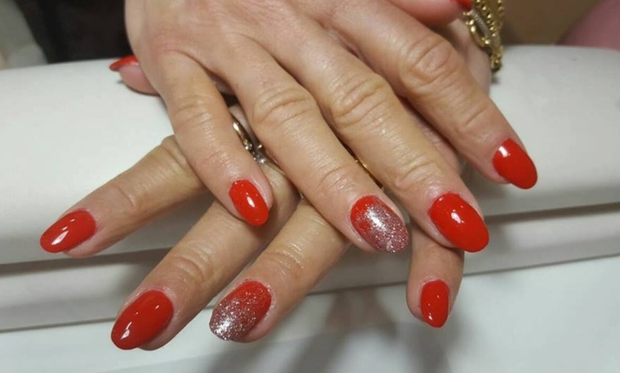 Image 5: Una o 3 sedute di manicure semipermanente presso Le Sette Bellezze