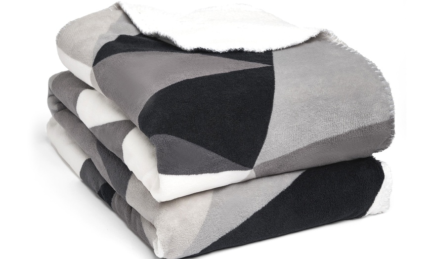 Image 4: Geometric Reversible Sherpa Throw