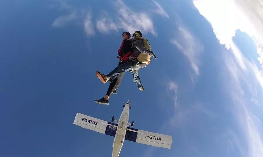 Le plein d'adrénaline : saut en parachute en tandem