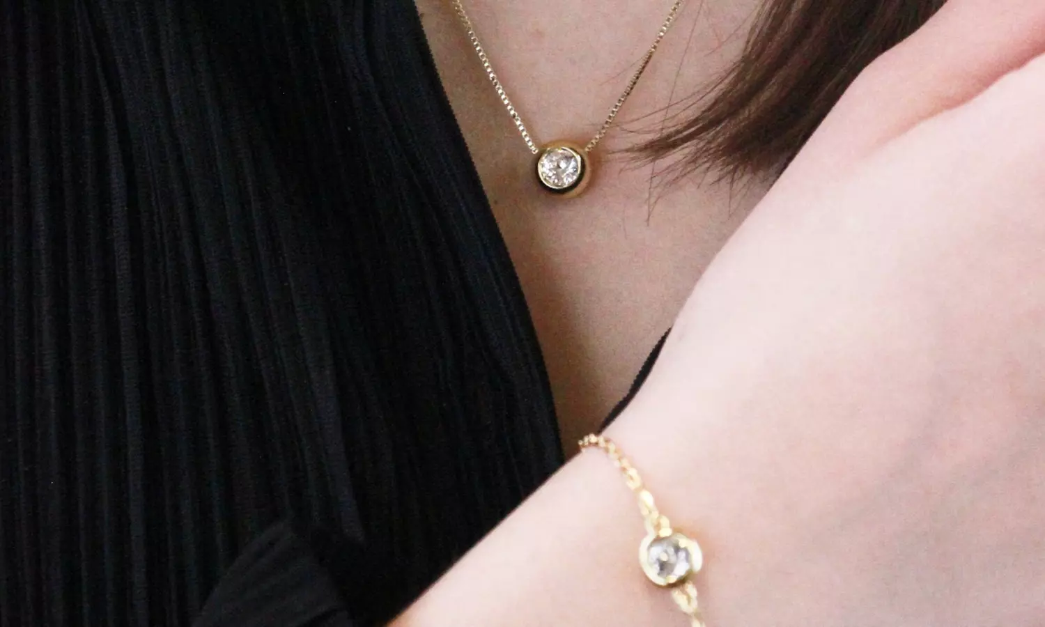 Collane, orecchini e bracciali con cristalli