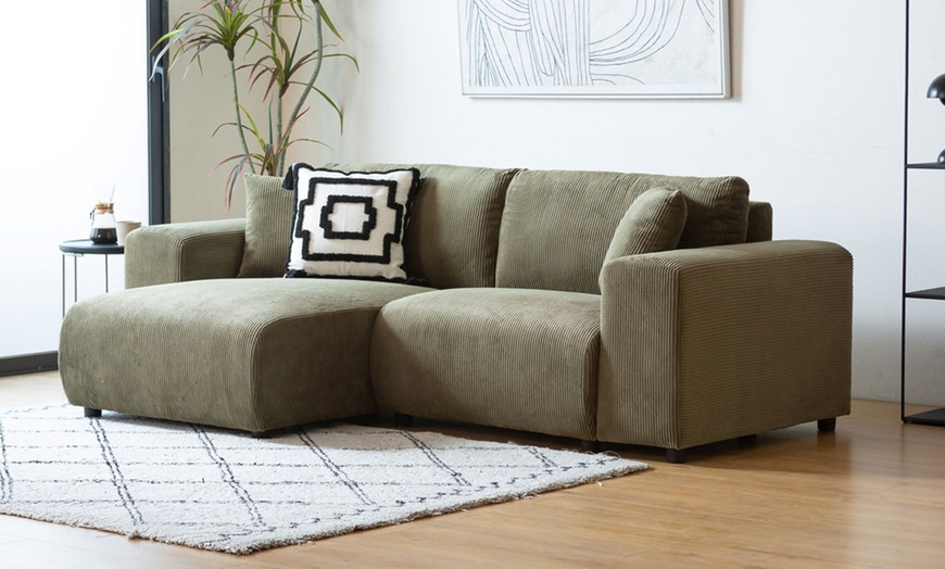 Image 3: Canapé d'angle réversible 3 places "Jambi" de Kocoon en velours côtelé