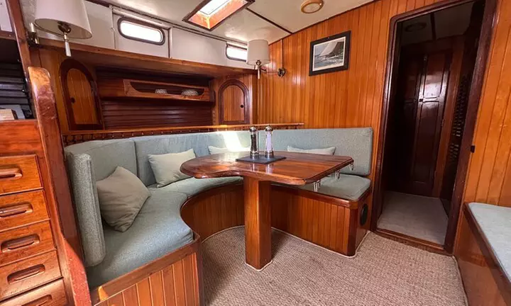 Paseo en barco con cava y picoteo para 2, 4, 6, 8 o 12 personas