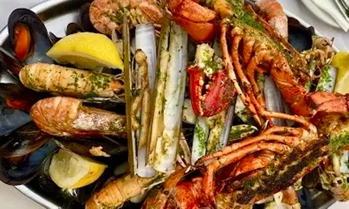 Menú de mariscada o parrillada de carne con entrante, bebida y café