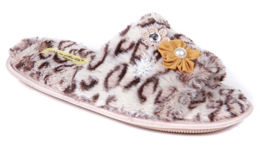 Image 8: Women's Fluffy Slippers