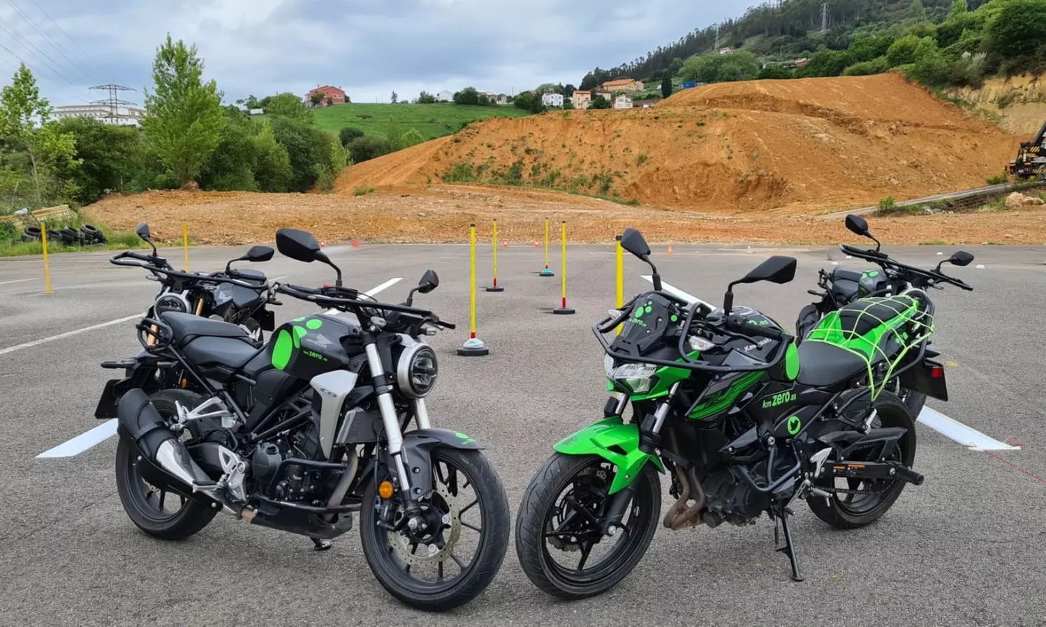 Curso para carnet de moto A1 o A2 con 2 clases prácticas en pista con 79% de descuento en Autoescuela KmZero - Primary Image