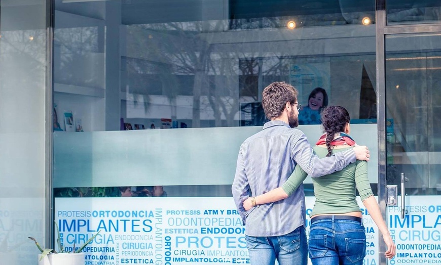 Image 10: Higiene dental completa y opción a curetaje de encías en 1 o 2 arcadas