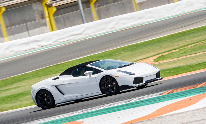 Image 1: Vueltas en circuito al volante de un Lamborghini con Best Experience