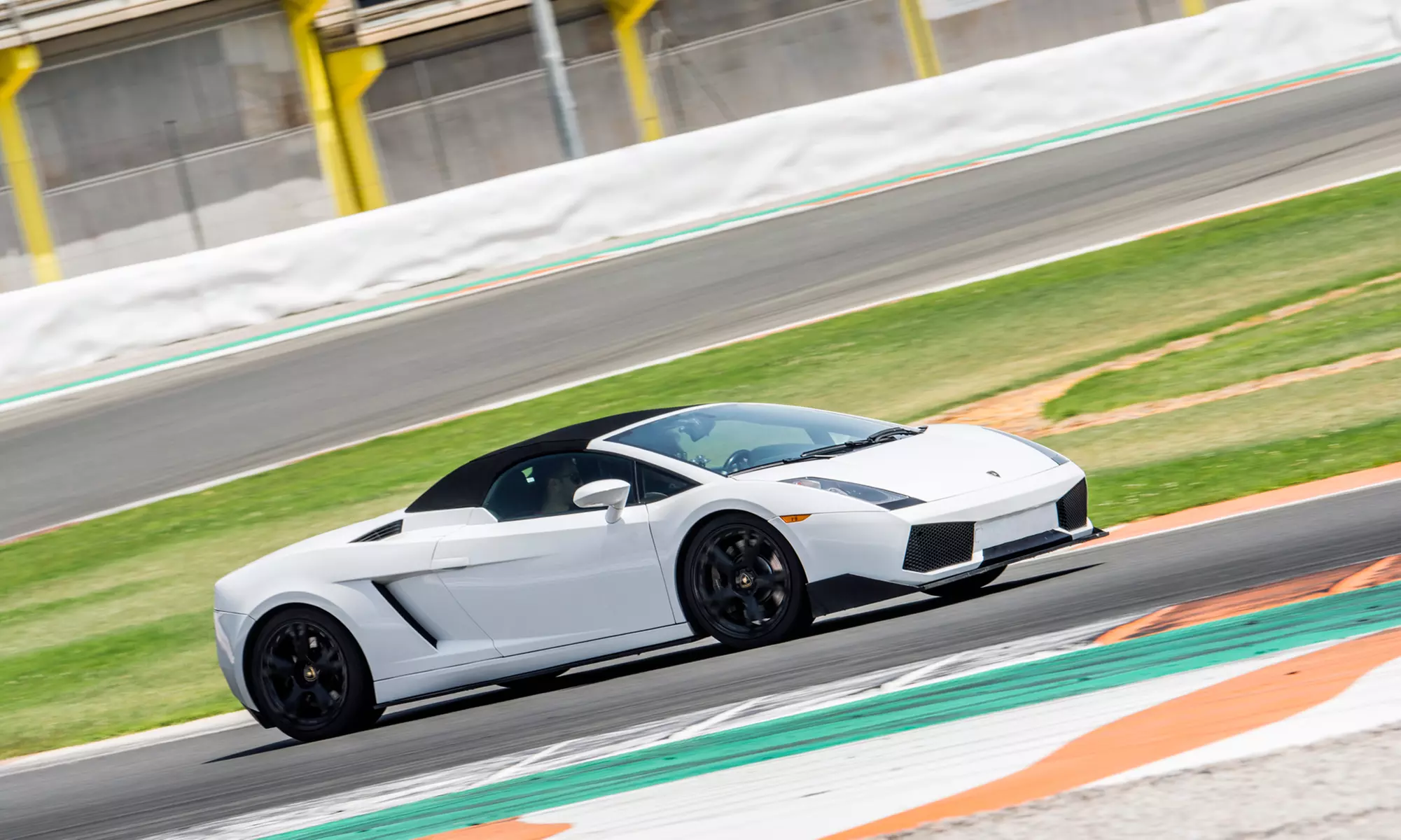 Conducción de 1, 2 o 4 vueltas en circuito corto con el Lamborghini Gallardo o Huracán en Best Experience - Second Medium