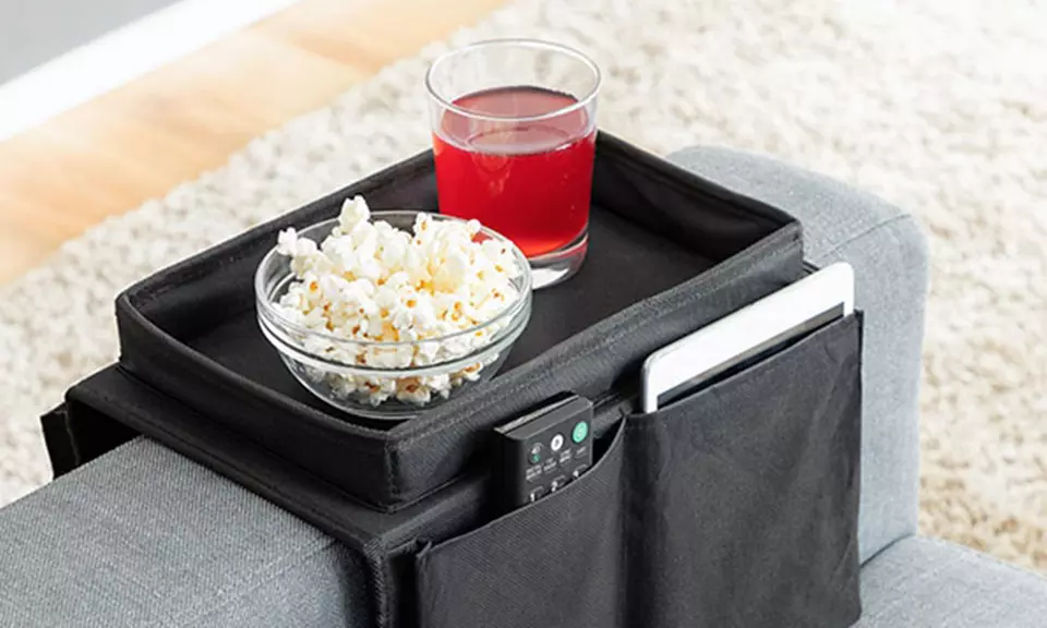 1, 2 of 4 organizers voor op de bankleuning