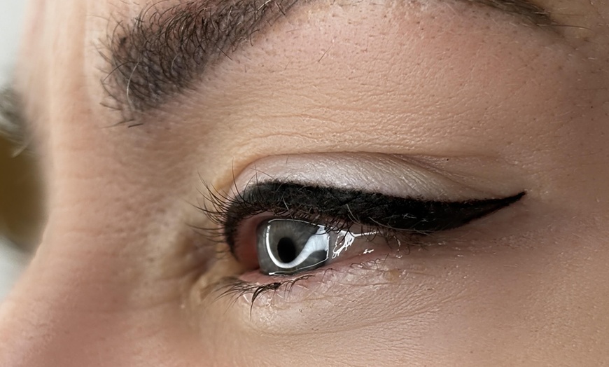 Image 6: Luce un eyeliner semipermanente con microblading o micropigmentación