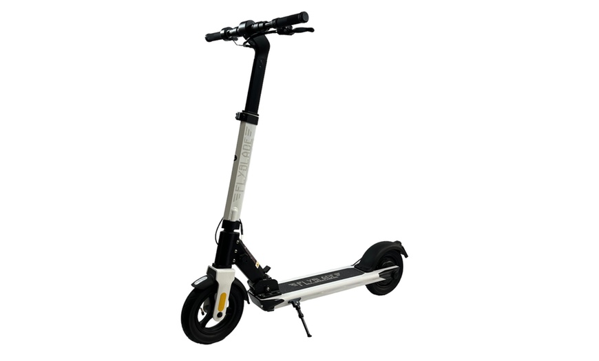 Image 4: Trottinette électrique blanche de la marque FLYBLADE