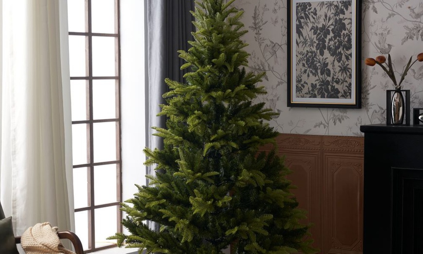 Image 8: Pre-Lit Christmas Tree