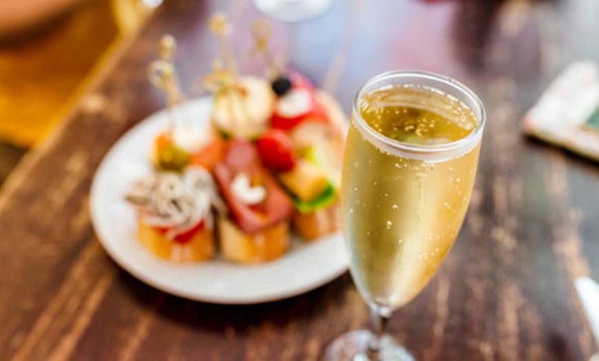 Image 3: Menú de tapas y vino para 1 o 2 personas 43% 