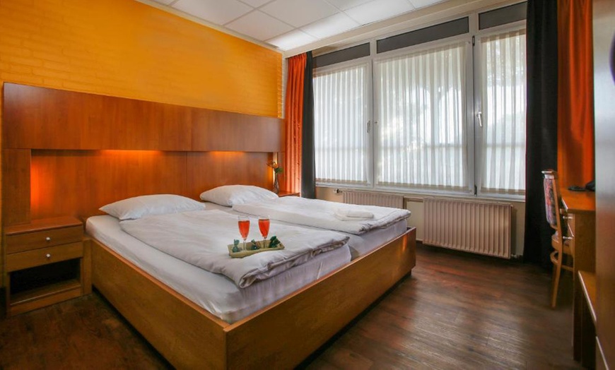 Image 11: Wunderlight im Wunderland Kalkar: All-Inclusive Zimmer & Freizeitpark