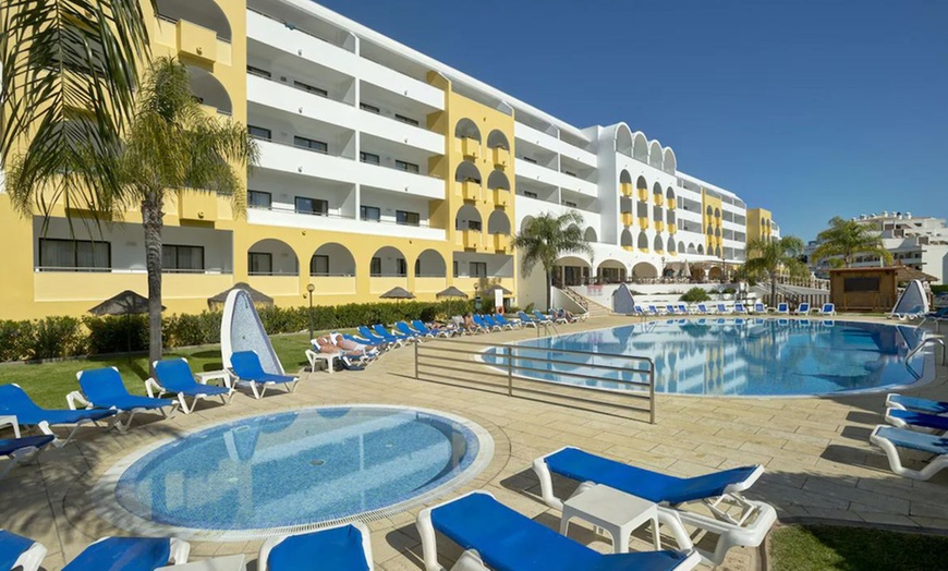 Image 2: ✈ Algarve: 2- to 7-Night 4* Stay with Flights