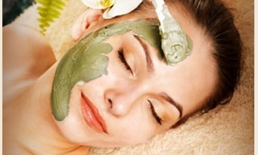 Image 2: ¡Consigue una piel radiante con nuestro tratamiento facial!