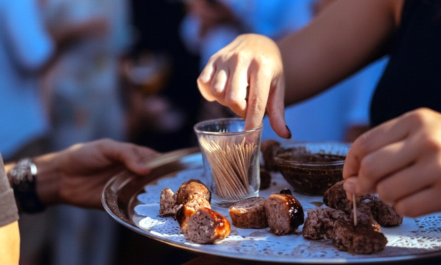 Image 12: Menú de parrillada para 2 o 4 con botella de vino en asador argentino