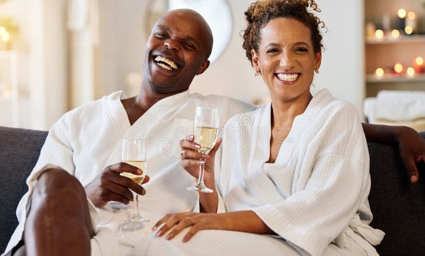 Image 5: Masaje en pareja de hasta 1 h en cabina privada con cava y chocolate