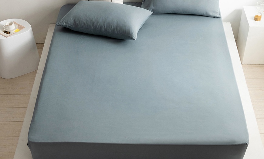 Image 6: Comfortable, Breathable 25cm Fitted Sheets