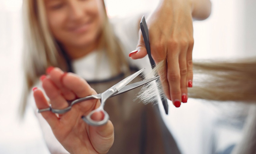 Image 7: Sesión de peluquería con lavado, corte, secado y opciones extra para 1