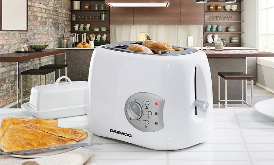 Image 8: Daewoo Kettle and Toaster Set