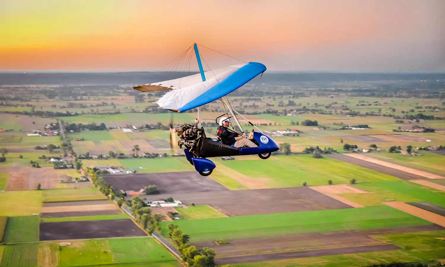 Spełnij marzenia o lataniu: widokowy lot motolotnią z filmem