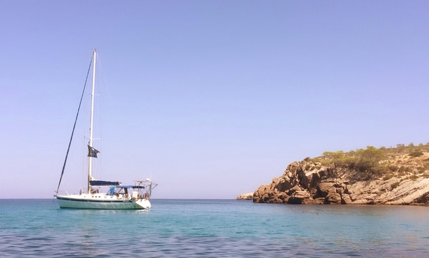 Image 1: Paseo en barco de vela y picoteo