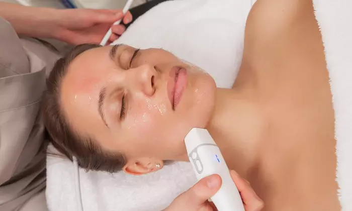 Liftingujący zabieg systemem HIFU na wybrane partie twarzy w Medi Cell Clinic