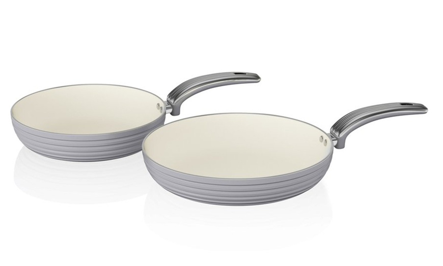 Image 5: Swan Retro-Styled Frying Pans