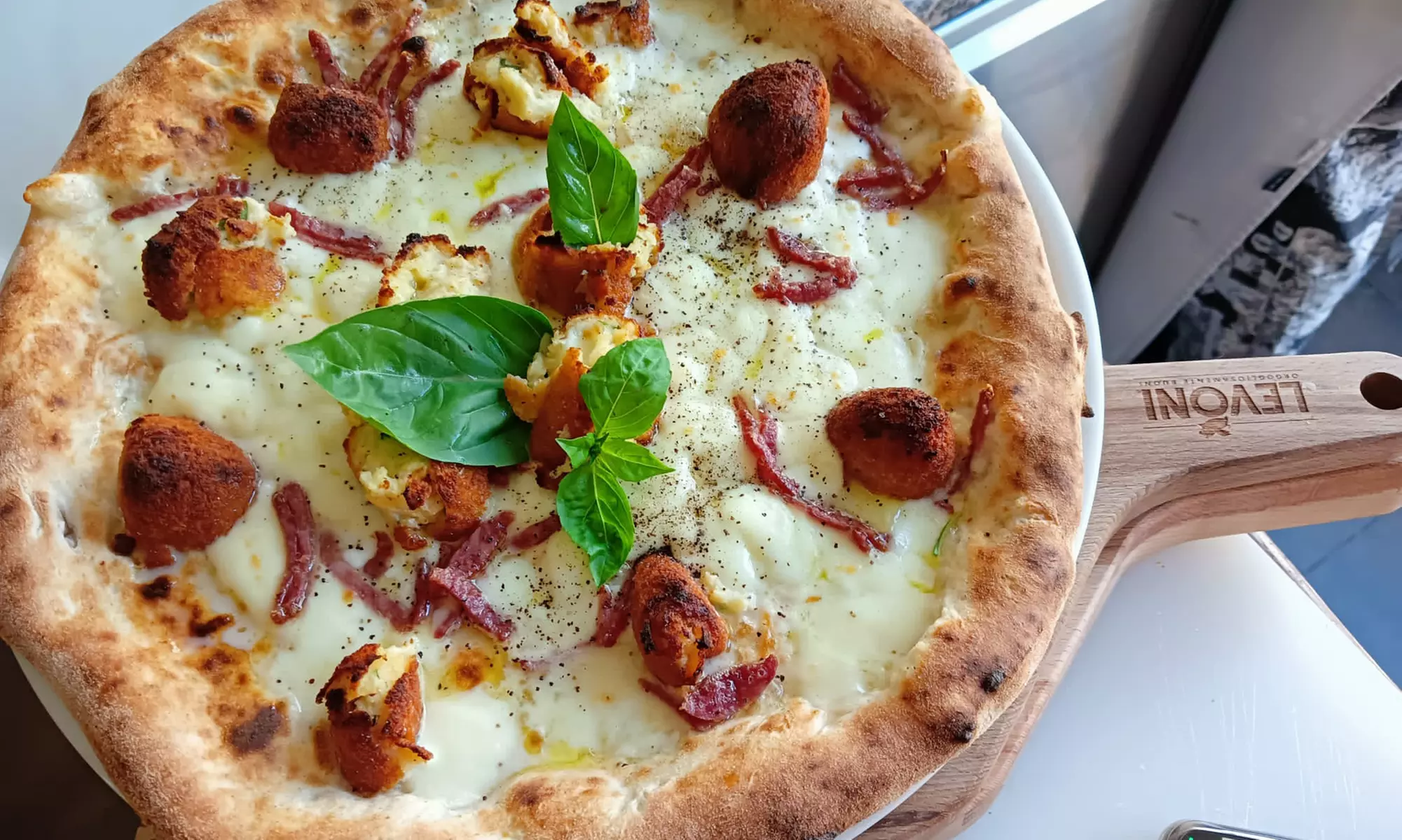 Menú con degustación de entrantes, principal, bebida y postre