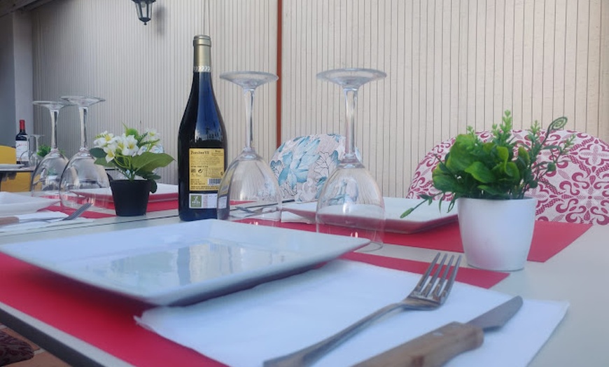 Image 2: Menú de arroces y pescados: sabores del Mediterráneo con vistas al mar