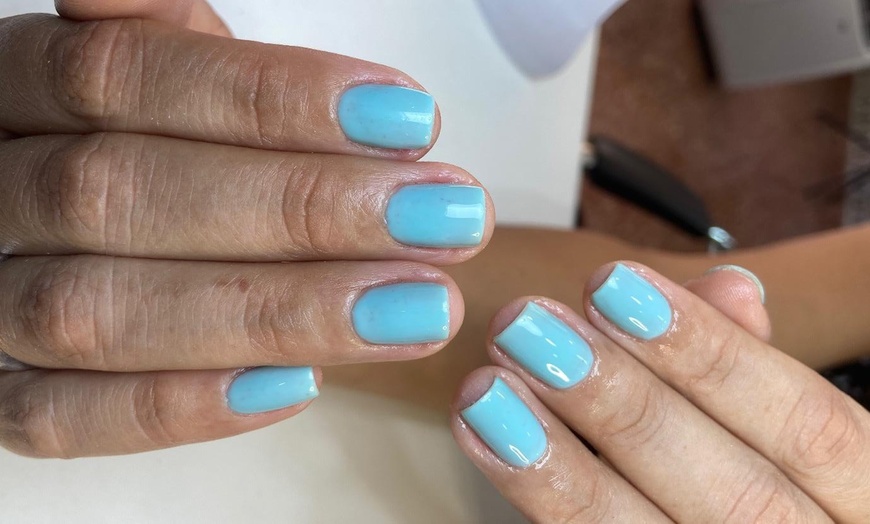 Image 18: Sesión de manicura o pedicura con esmaltado normal o semipermanente