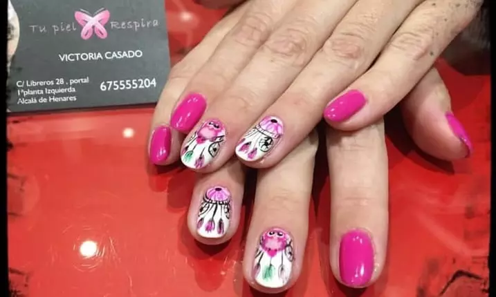 Cuida de tus uñas con una sesión de manicura y/o pedicura clásica con esmaltado semipermanente y ahorra un 43% - Primary Image