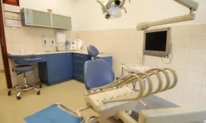 Aparat ortodontyczny metalowy lub porcelanowy dla pięknego uśmiechu