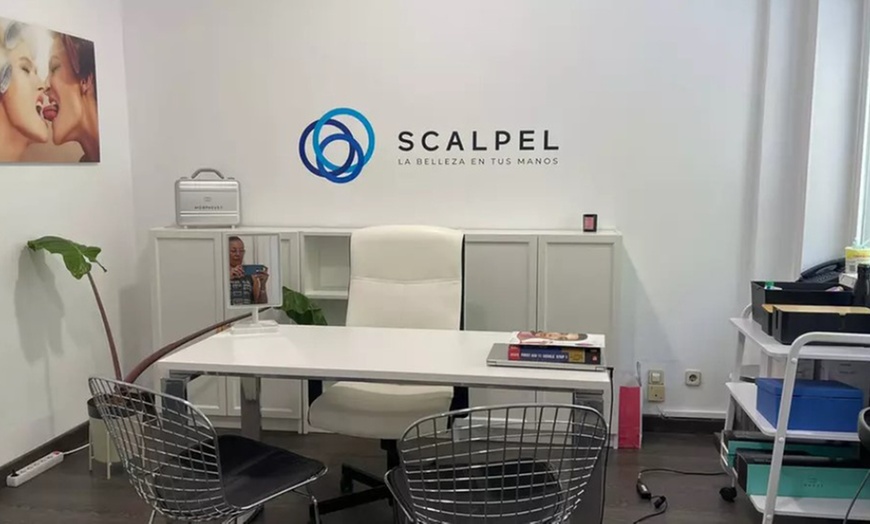 Image 4: Tratamiento reafirmante inyectado en tercio superior facial y retoque