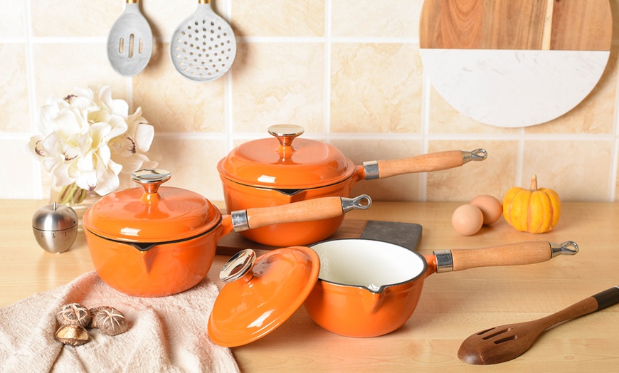 Image 3: Three-Piece or Eight-Piece Cast Iron Cookware Set in Choice of Colour