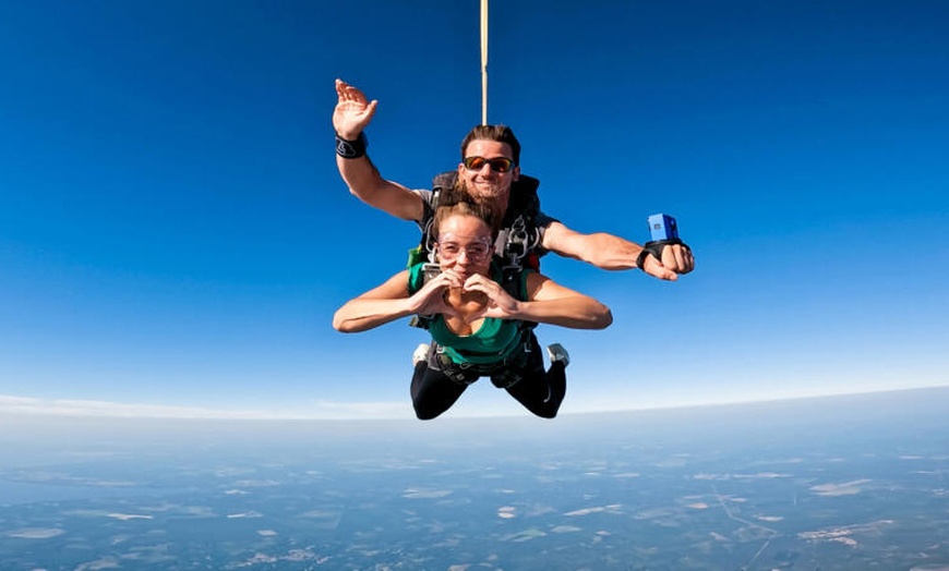 Image 5: Saut en parachute en tandem avec Skydive Mimizan
