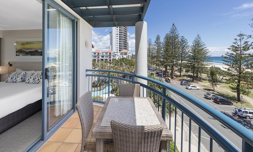 Image 5: Gold Coast: 3N 4* Beachside Stay with Wine