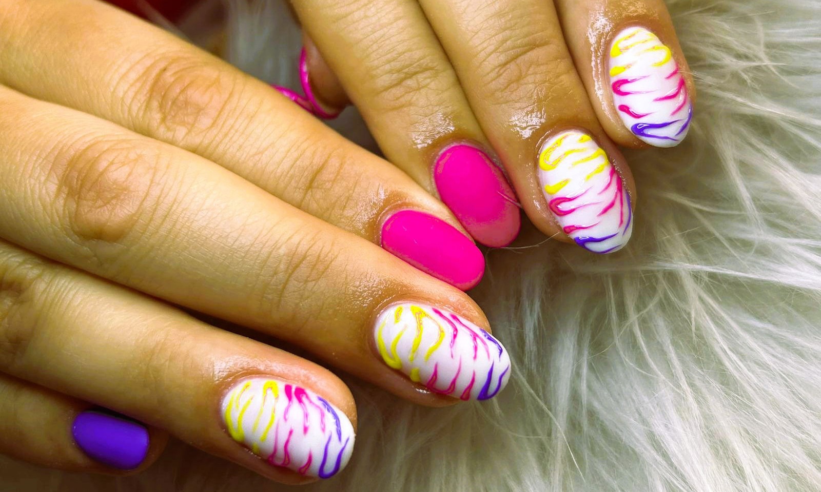 2 sesiones de manicura y/o pedicura con esmaltado en Souzza Nails Art